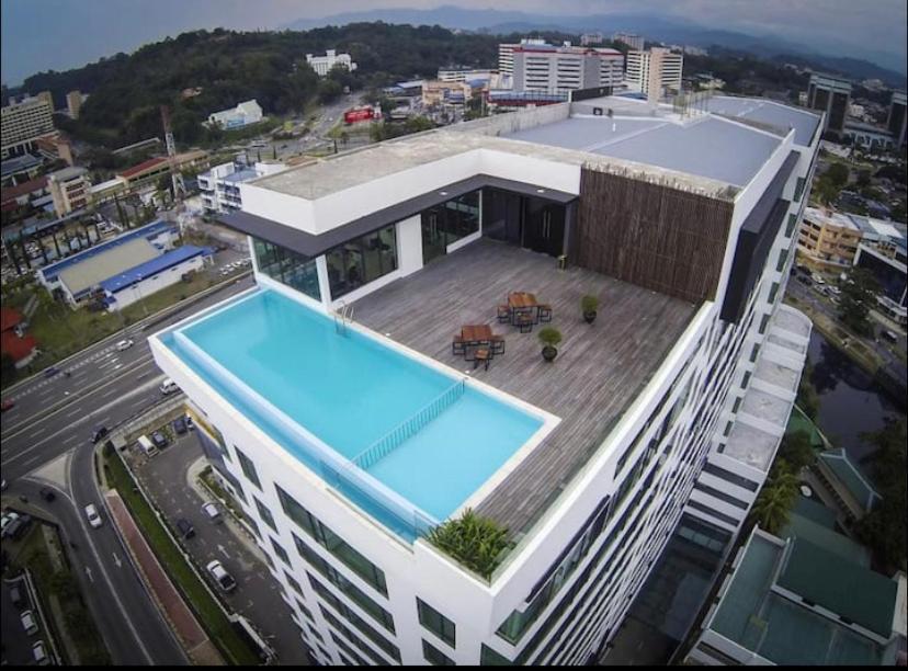 Sky Suite Top Floor With Rooftop Pool & Gym 亞庇 外观 照片
